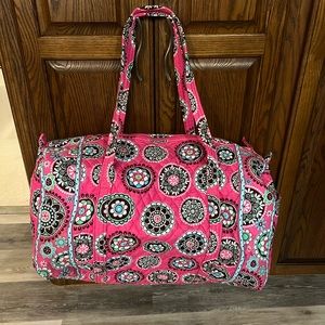 NWOT VERA BRADLEY CUPCAKES PINK LARGE DUFFEL BAG. SMOKE & PET FREE HOME.